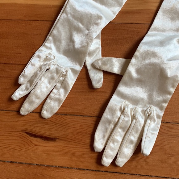 Antique White Satin Long Vintage Evening Gloves - Picture 7 of 7